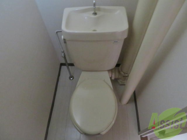 トイレ　トイレはこちらシンプルで清潔感がありますねー。