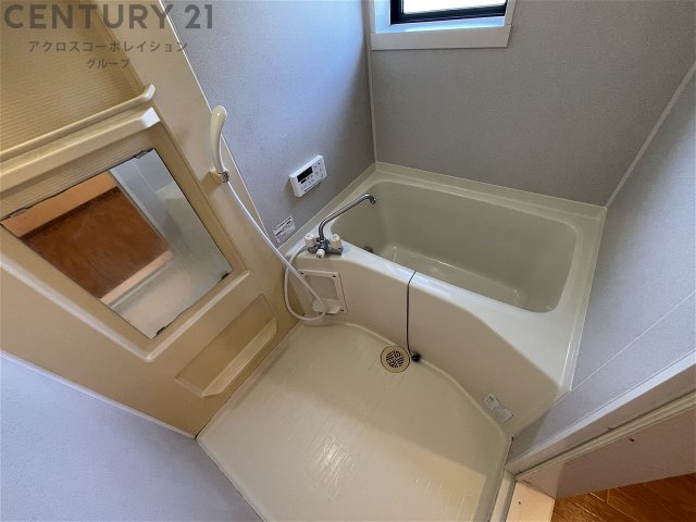 バス・シャワールーム　窓もあり換気も楽にできます♪