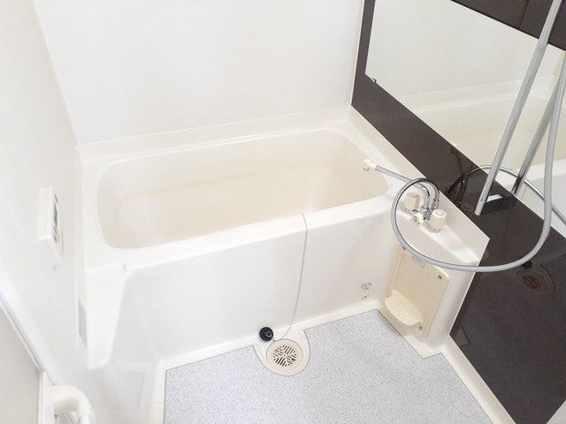バス・シャワールーム　コンパクトで使いやすいお風呂です