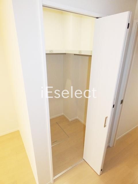 収納　広々ウォークインクローゼットのお部屋