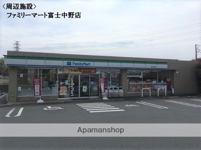 コンビニ　ファミリーマート（コンビニ）まで741m