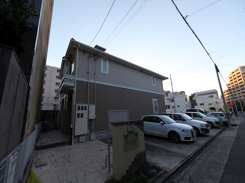 建物外観　外観　屋根付き駐輪場有り　敷地内平面駐車場