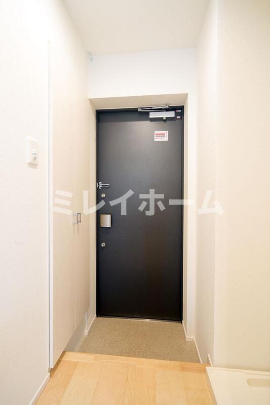 玄関　同建物内別のお部屋の参考写真になります。