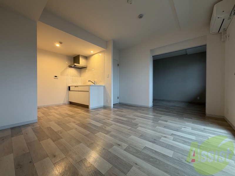 居室・リビング　木目のフローリングは落ち着きのある印象のお部屋になりますね。