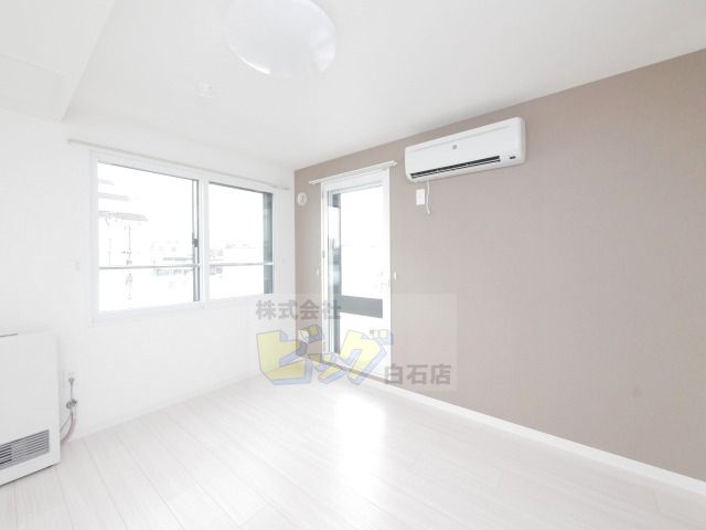 居室・リビング　人気のフローリング使用のお部屋です♪