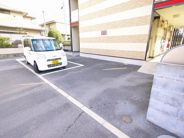駐車場　駐車場があるので、車を買う予定の方も安心です