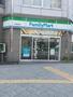 コンビニ　ファミリーマート日野駅前店（コンビニ）まで595m