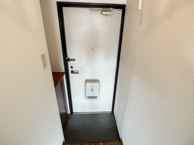 玄関　掲載写真は同型の左右反転の部屋を掲載しております。実際のお写