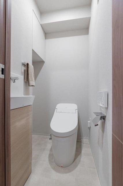 トイレ　写真は同タイプ住戸です。調度品等は賃貸に含みません。
