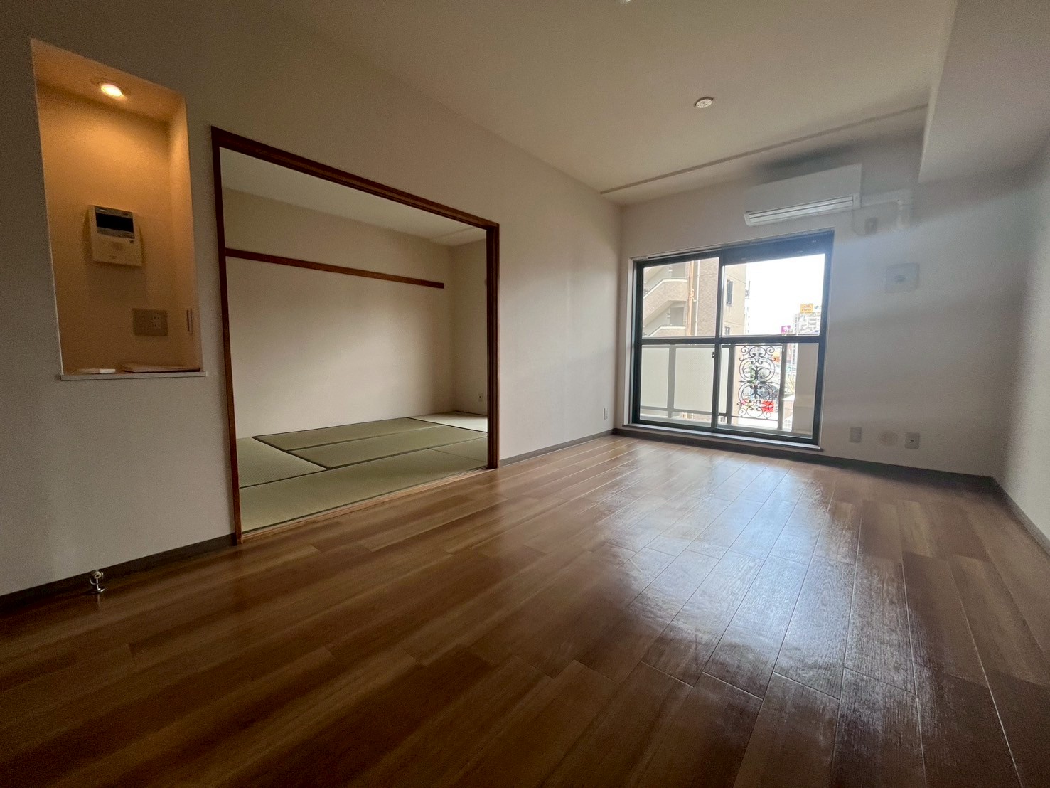 居室・リビング　日当たりよく各部屋に収納完備しております！
