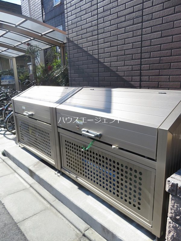 駐車場　敷地内にゴミ置場があります