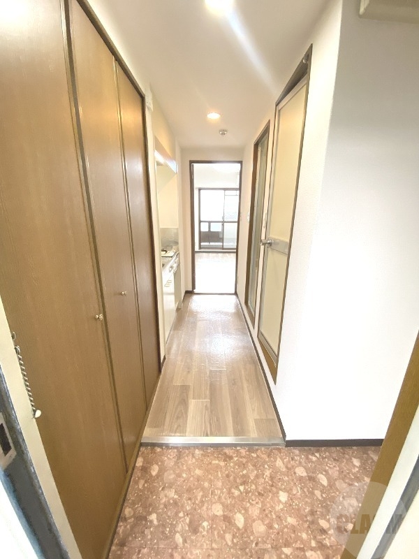 玄関　同タイプ別部屋の写真