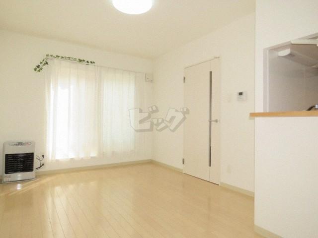 居室・リビング　☆白を基調としたオシャレな内装！設備も充実の内容です！
