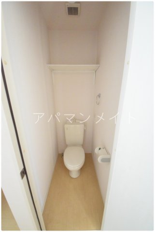 トイレ　便利な棚があります