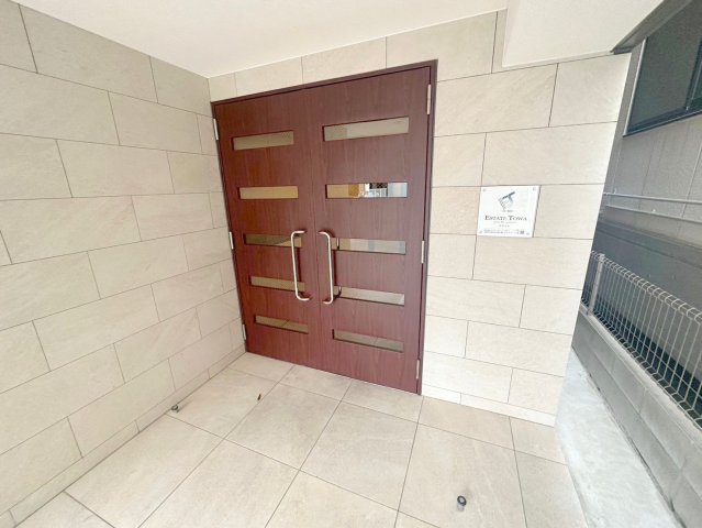 エントランス　オシャレなエントランスは安心のオートロック付きです。