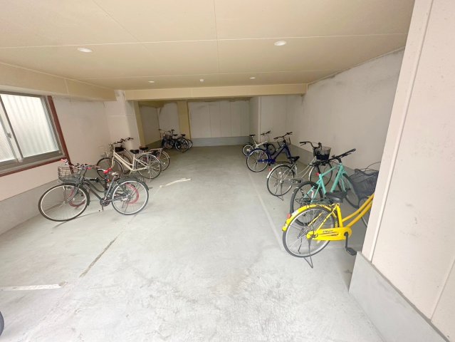 駐車場　敷地内にある駐輪場。雨の日にはうれしい屋根つきです。