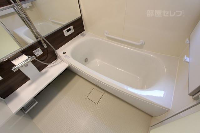 バス・シャワールーム　広めの浴槽があるお風呂場です。