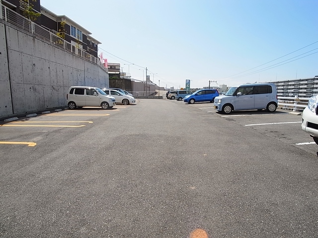 駐車場　敷地内駐車場８８００円とお得