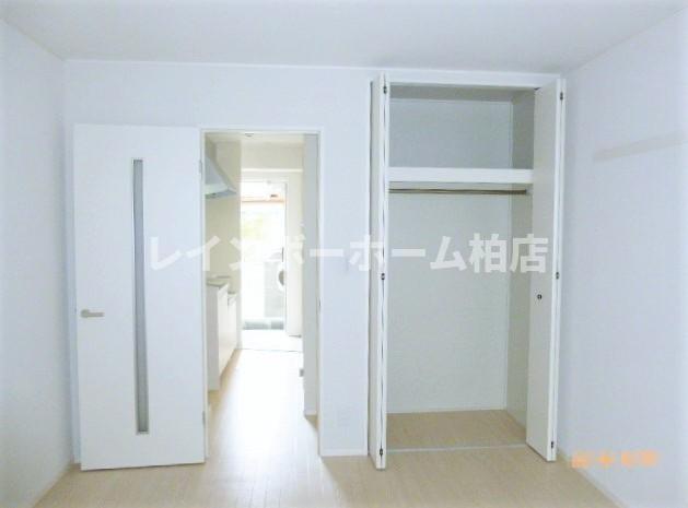 その他部屋・スペース　落ち着いた色調の寝室です
