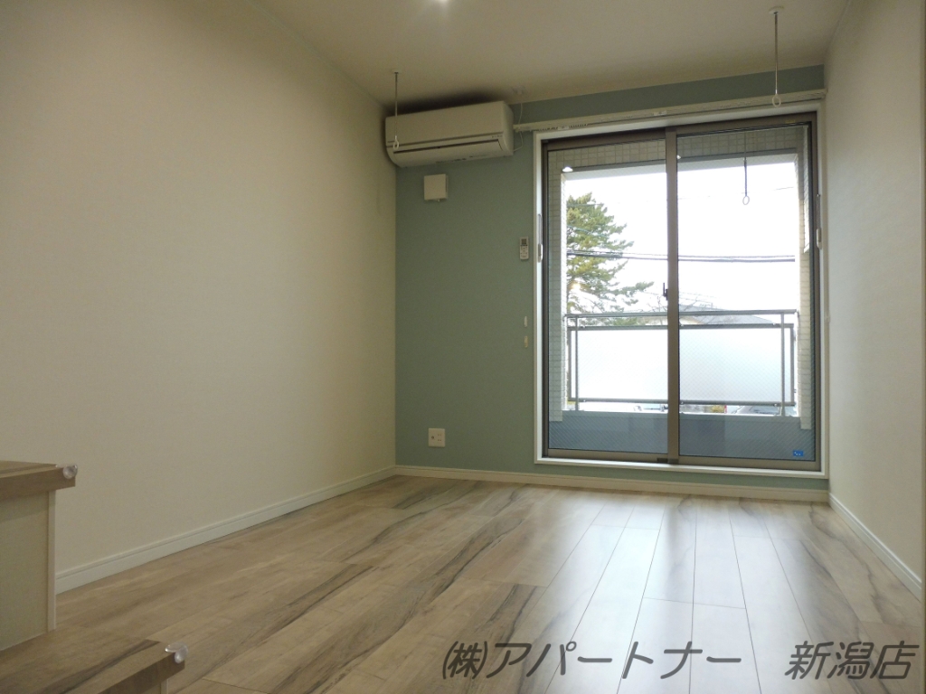 居室・リビング　一面ブルー系のクロスで清潔感のあるお部屋です。