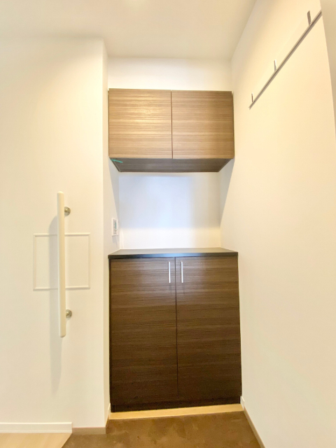 玄関　注）お部屋の色合いが変更になる場合がございます。