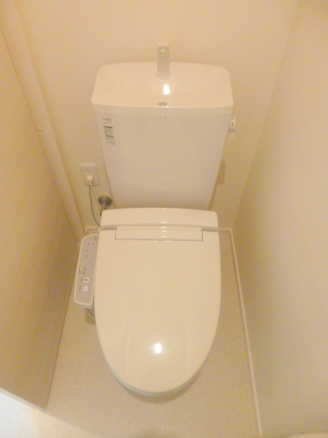 トイレ　嬉しいウォシュレット付き