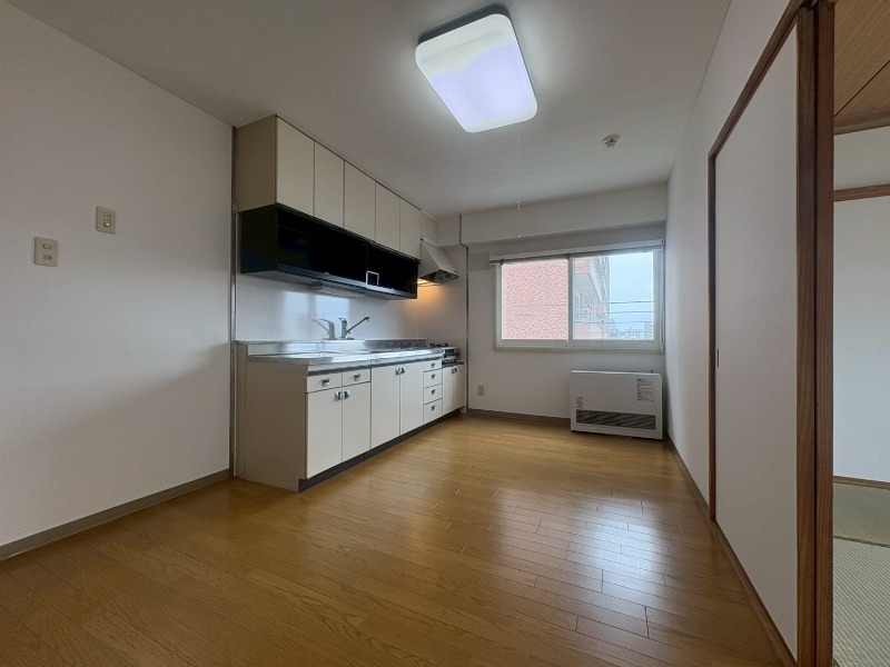 居室・リビング　リビングです。白を基調としていてお部屋全体が明るいですね！
