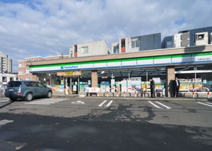 コンビニ　ファミリーマート札幌平岸4条店（コンビニ）まで445m