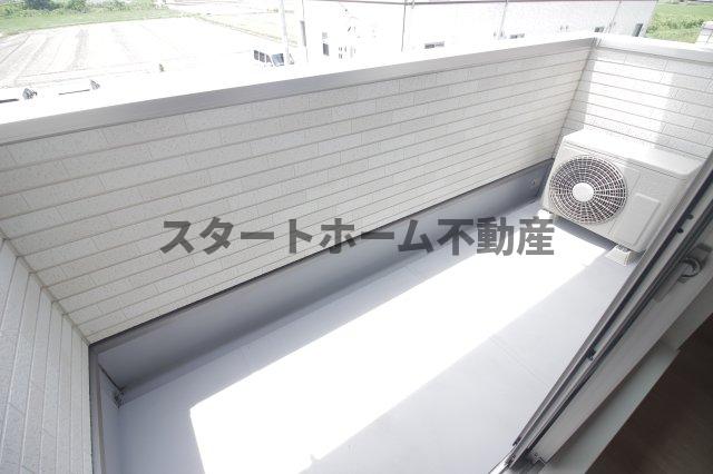 バルコニー　暖かな日差しのふりそそぐバルコニー