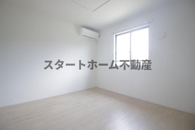 その他部屋・スペース　開放的な寝室です