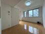 居室・リビング　木目のフローリングは落ち着きのある印象のお部屋になりますね。