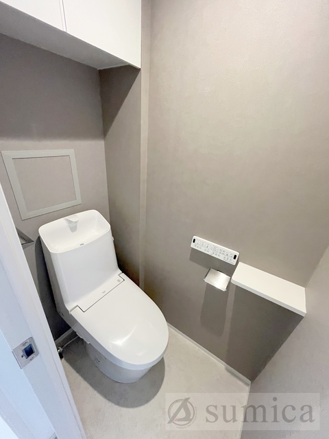 トイレ　人気アイテムの温水洗浄便座。清潔感のあるトイレです。