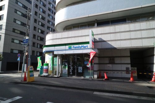 コンビニ　ファミリーマート 名古屋栄一丁目店（コンビニ）まで22m