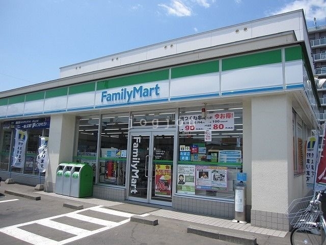 コンビニ　ファミリーマート月寒東5条店（コンビニ）まで455m