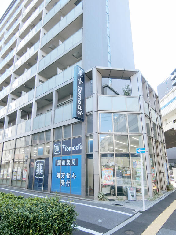 ドラックストア　トモズ上馬店（ドラッグストア）まで591m