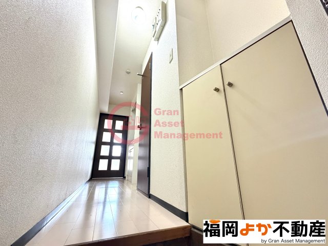 玄関　【福岡よか不動産】収納もある玄関です
