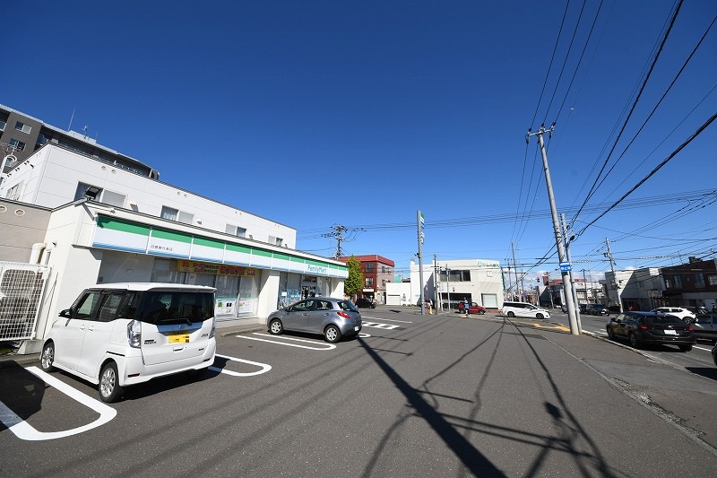 コンビニ　ファミリーマート月寒東5条店（コンビニ）まで344m