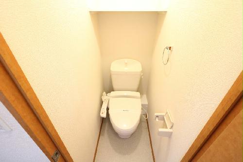 トイレ　快適な温水洗浄便座付きトイレになります。