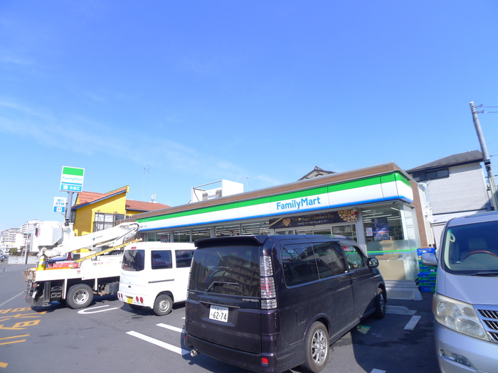 コンビニ　ファミリーマート（コンビニ）まで310m