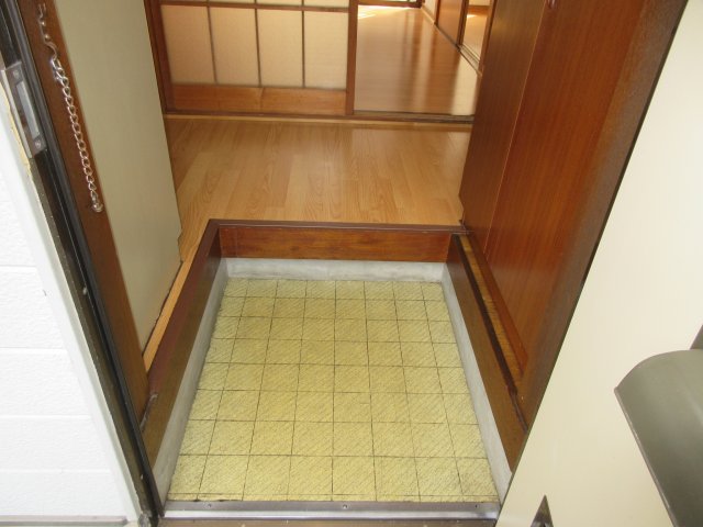 玄関　別部屋の参考写真です。
