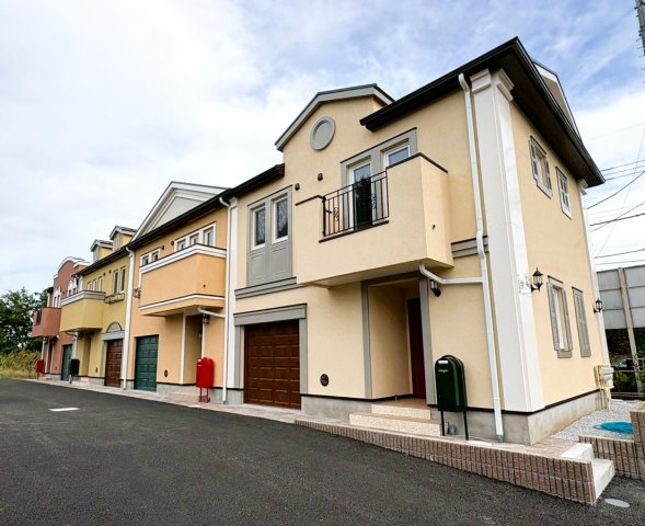 建物外観　暖かみのある可愛らしい南欧風建物です