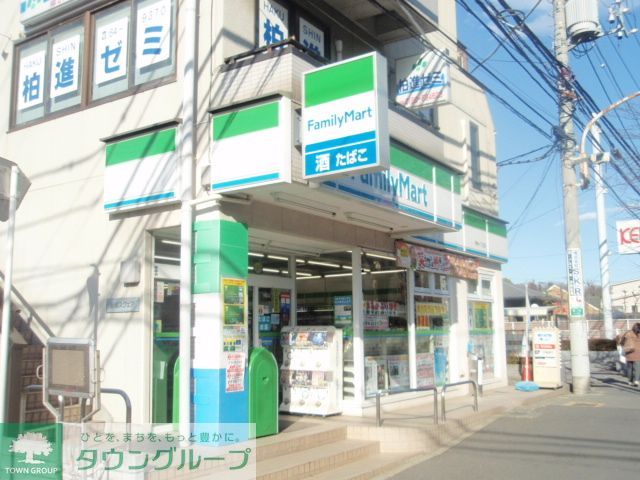 コンビニ　ファミリーマート（コンビニ）まで990m