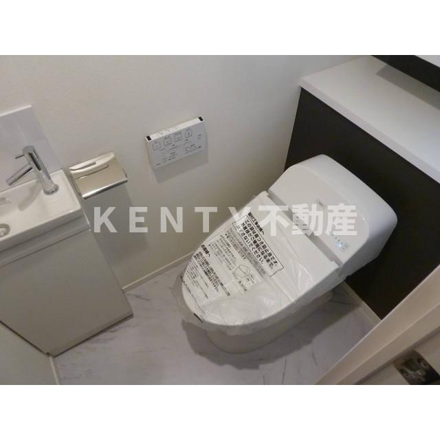 トイレ　落ち着いた色調のトイレです