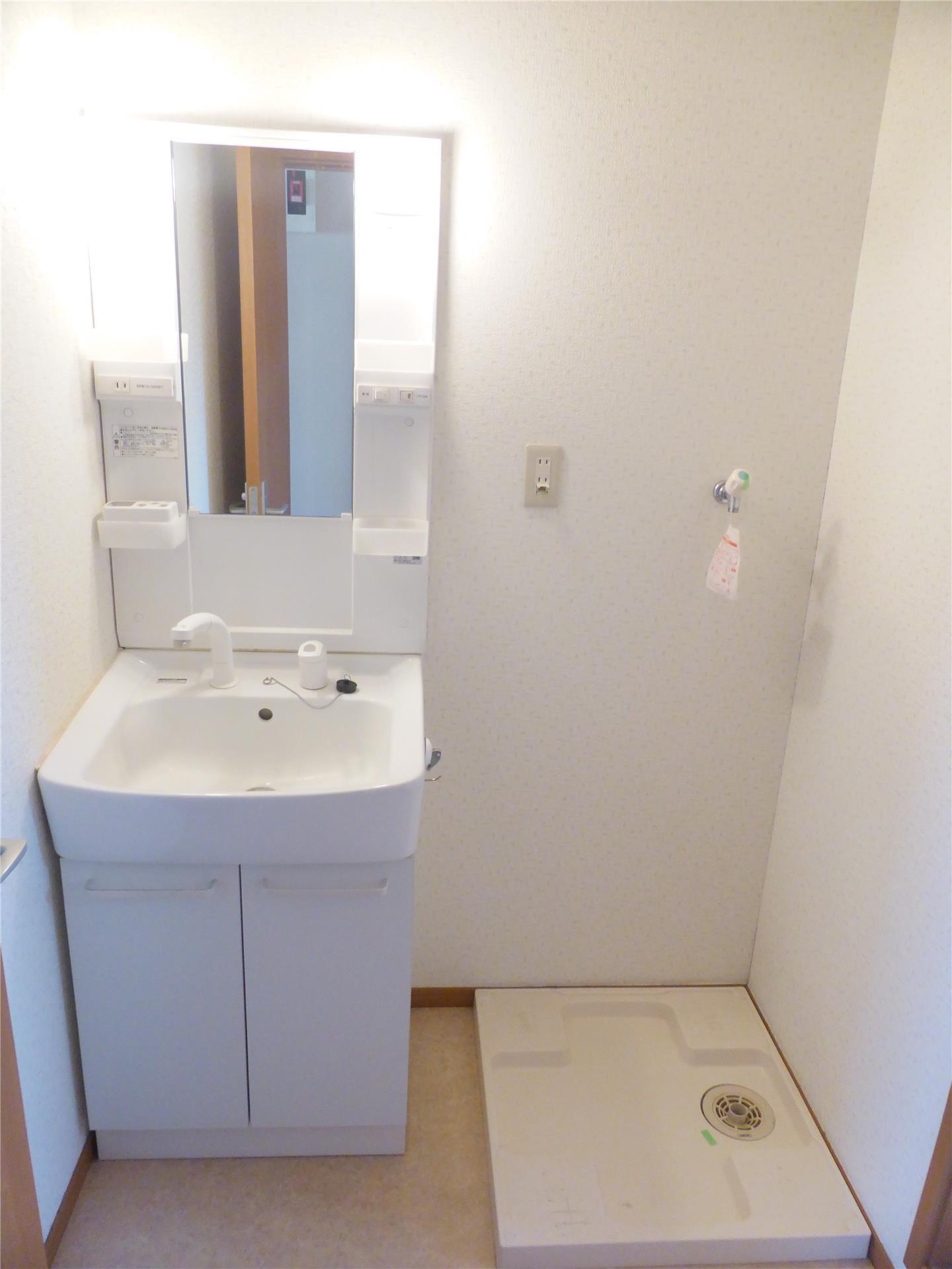 洗面設備　実際のお部屋は反転となります。