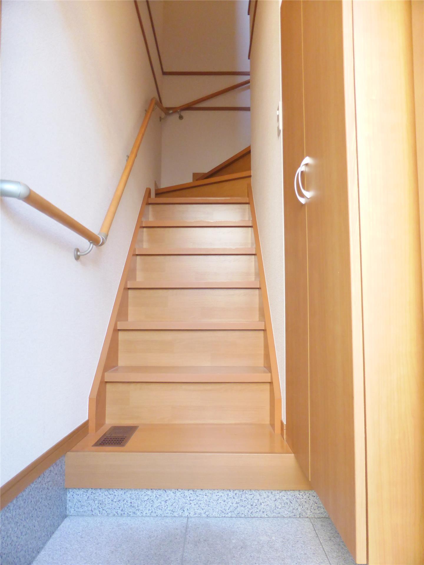 玄関　実際のお部屋は反転となります。