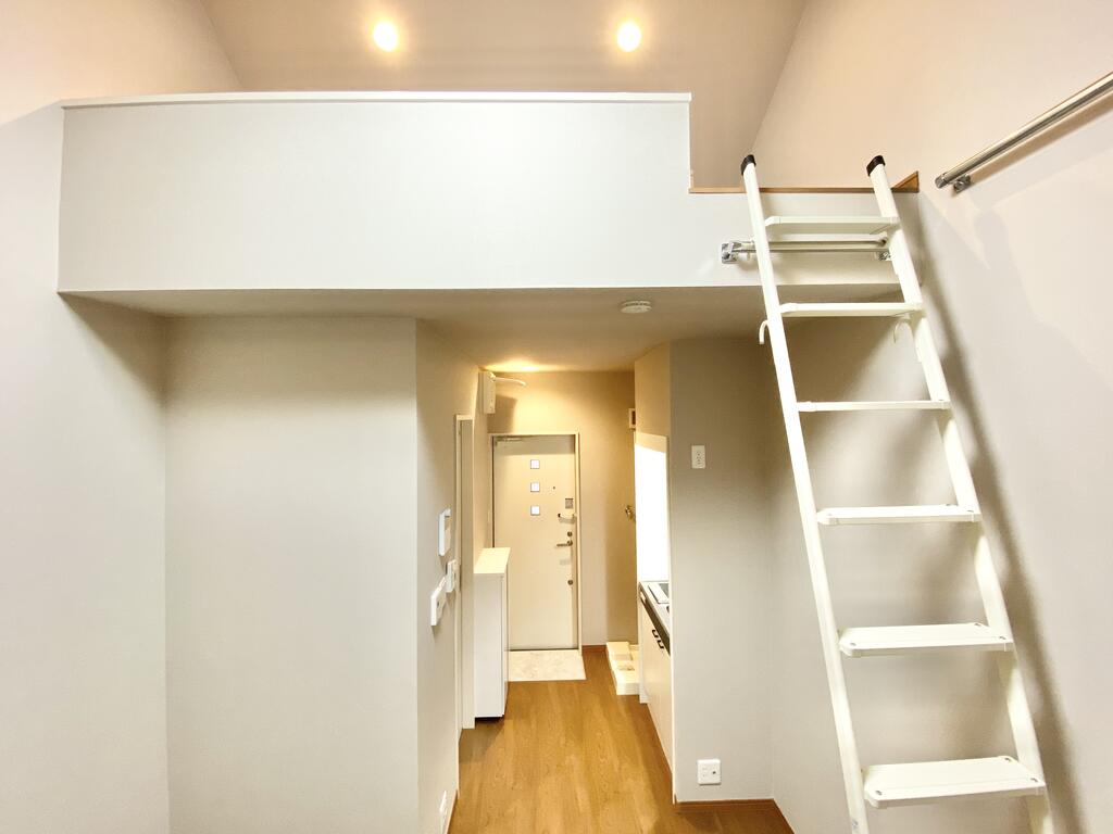 収納　空間を上下に活かしたロフト付き住戸です