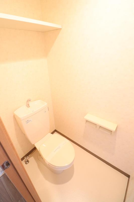 トイレ　収納棚付きのトイレ