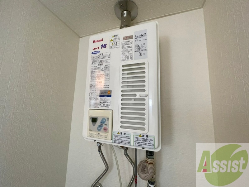 その他設備　給湯器はシンプルな作りで簡単に操作できそうです。