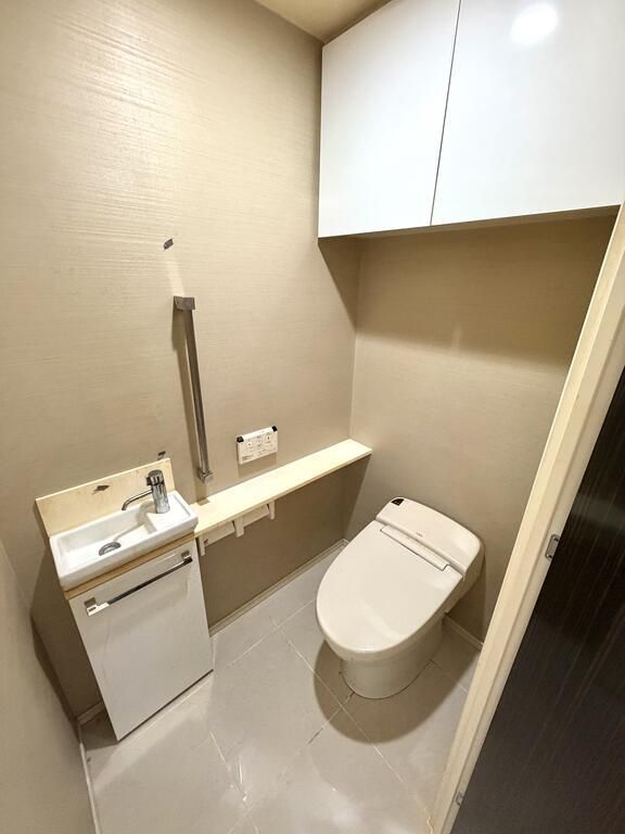 トイレ　落ち着いた色調のトイレです