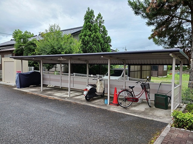 エントランス　屋根付き駐輪場は無料で使用OK♪